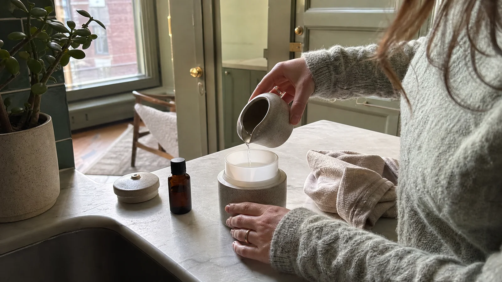How to Use an Essential Oil Diffuser: Drops, Water, Run Time